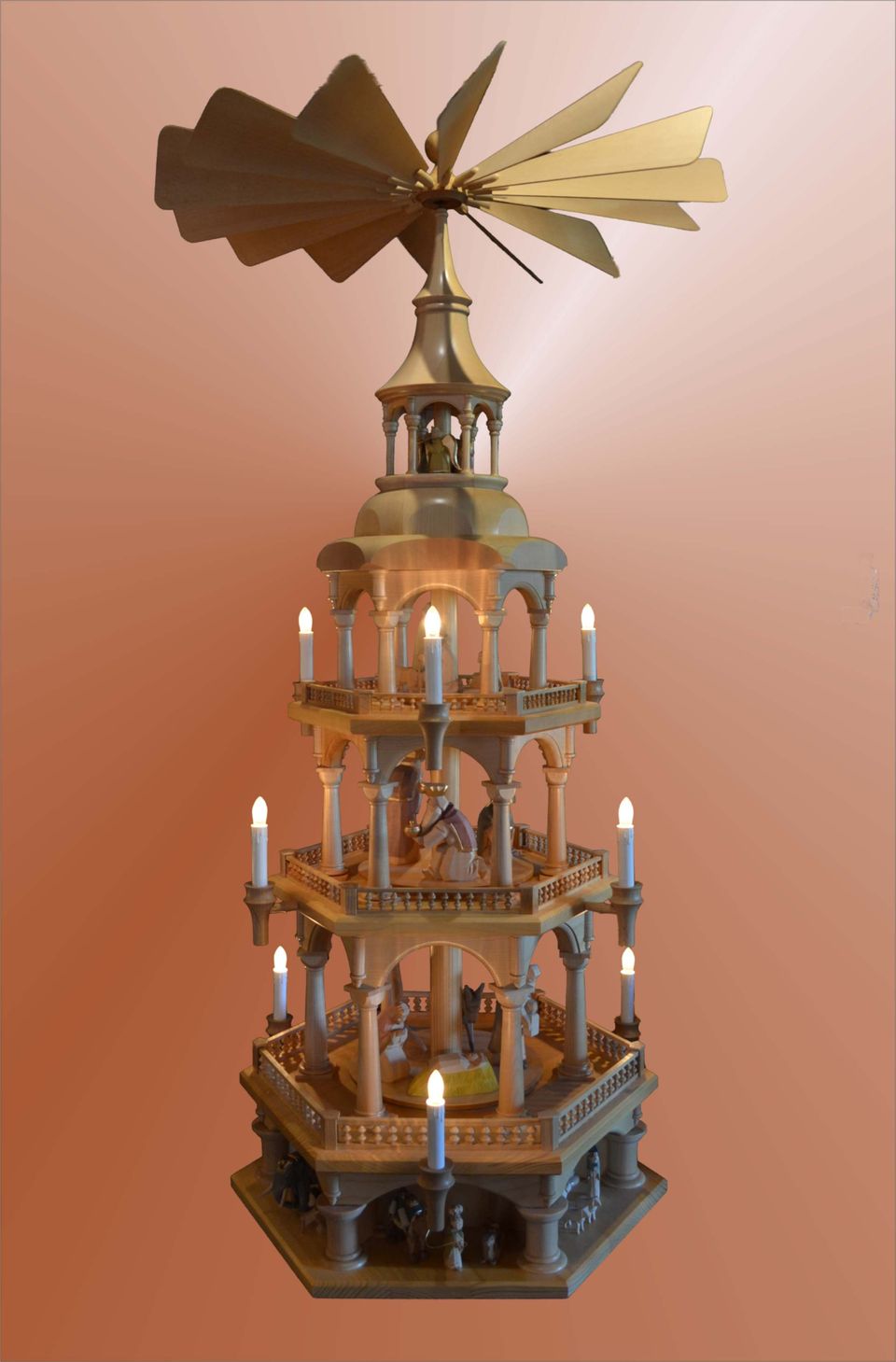 Weihnachtspyramide Nikolaikirche mit kräftigen Bögen auf dorischen Säulen